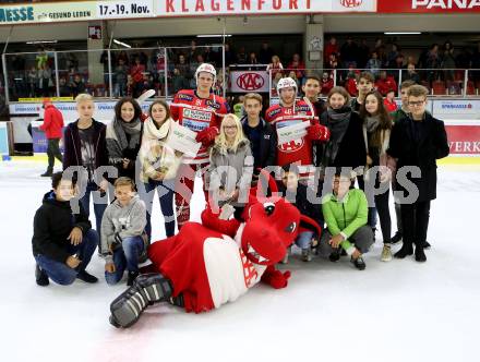 EBEL. Eishockey Bundesliga. KAC gegen 	Dornbirn Bulldogs. Spieler des Abends Marco Richter, Johannes Bischofberger (KAC). Klagenfurt, am 20.10.2017.
Foto: Kuess

---
pressefotos, pressefotografie, kuess, qs, qspictures, sport, bild, bilder, bilddatenbank