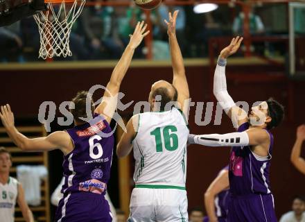 Basketball 2. Bundesliga. Grunddurchgang. 5. Runde. KOS Celovec gegen D.C. Timberwolves. Vjeran Soldo (KOS Celovec), Nemanja Nikolic, Marko Kolaric (Timberwolves). Klagenfurt, am 21.10.2017.
Foto: Kuess
---
pressefotos, pressefotografie, kuess, qs, qspictures, sport, bild, bilder, bilddatenbank