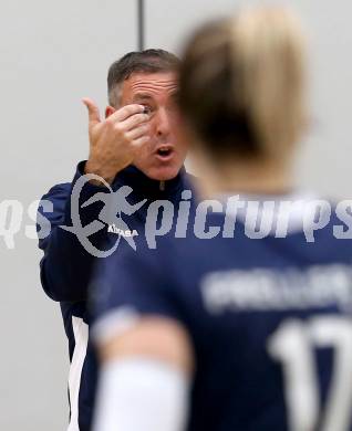 Volleyball Bundesliga. Frauen. SG Kelag Klagenfurt gegen VC Tirol. Trainer Helmut Voggenberger (Klagenfurt). Klagenfurt, am 21.10.2017.
Foto: Kuess
---
pressefotos, pressefotografie, kuess, qs, qspictures, sport, bild, bilder, bilddatenbank