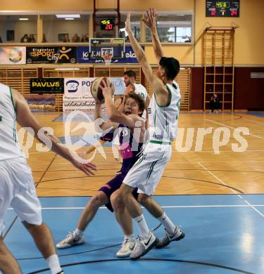 Basketball 2. Bundesliga. Grunddurchgang. 5. Runde. KOS Celovec gegen D.C. Timberwolves. Volcan Oezdemir, (KOS Celovec), Jonas John (Timberwolves). Klagenfurt, am 21.10.2017.
Foto: Kuess
---
pressefotos, pressefotografie, kuess, qs, qspictures, sport, bild, bilder, bilddatenbank