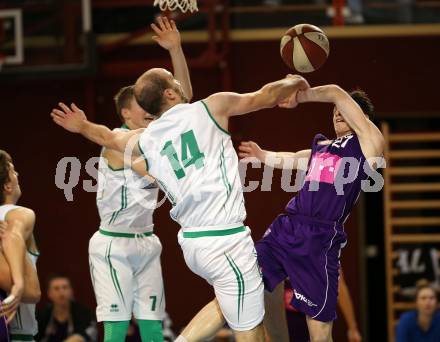 Basketball 2. Bundesliga. Grunddurchgang. 5. Runde. KOS Celovec gegen D.C. Timberwolves. Vjeran Soldo, Jan Razdevsek (KOS Celovec),  Laurence Mueller (Timberwolves). Klagenfurt, am 21.10.2017.
Foto: Kuess
---
pressefotos, pressefotografie, kuess, qs, qspictures, sport, bild, bilder, bilddatenbank