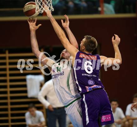 Basketball 2. Bundesliga. Grunddurchgang. 5. Runde. KOS Celovec gegen D.C. Timberwolves. Jakob Strazar, (KOS Celovec), Nemanja Nikolic (Timberwolves). Klagenfurt, am 21.10.2017.
Foto: Kuess
---
pressefotos, pressefotografie, kuess, qs, qspictures, sport, bild, bilder, bilddatenbank