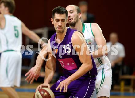Basketball 2. Bundesliga. Grunddurchgang. 5. Runde. KOS Celovec gegen D.C. Timberwolves. Jakob Strazar, (KOS Celovec), Vincent Polakovic (Timberwolves). Klagenfurt, am 21.10.2017.
Foto: Kuess
---
pressefotos, pressefotografie, kuess, qs, qspictures, sport, bild, bilder, bilddatenbank