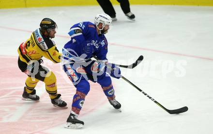 EBEL. Eishockey Bundesliga. EC VSV gegen Vienna Capitals. Andrew Sarauer, (VSV), Rafael Rotter (Vienna Capitals). Villach, am 22.10.2017.
Foto: Kuess 


---
pressefotos, pressefotografie, kuess, qs, qspictures, sport, bild, bilder, bilddatenbank