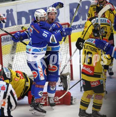 EBEL. Eishockey Bundesliga. EC VSV gegen Vienna Capitals. Torjubel Robert Flick, Miha Verlic,  (VSV). Villach, am 22.10.2017.
Foto: Kuess 


---
pressefotos, pressefotografie, kuess, qs, qspictures, sport, bild, bilder, bilddatenbank