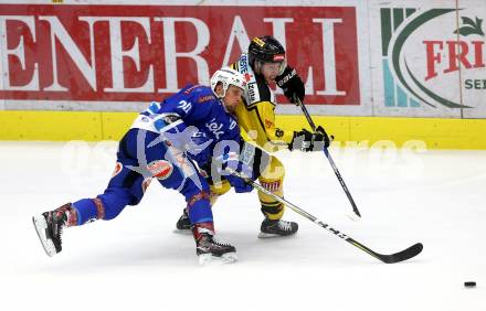 EBEL. Eishockey Bundesliga. EC VSV gegen Vienna Capitals. Nico Brunner, (VSV), Taylor Vause (Vienna Capitals). Villach, am 22.10.2017.
Foto: Kuess 


---
pressefotos, pressefotografie, kuess, qs, qspictures, sport, bild, bilder, bilddatenbank