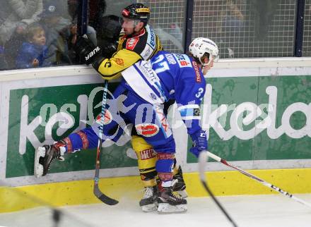 EBEL. Eishockey Bundesliga. EC VSV gegen Vienna Capitals. Christof Kromp, (VSV), Aaron Brocklehurst (Vienna Capitals). Villach, am 22.10.2017.
Foto: Kuess 


---
pressefotos, pressefotografie, kuess, qs, qspictures, sport, bild, bilder, bilddatenbank