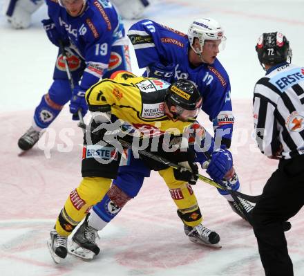 EBEL. Eishockey Bundesliga. EC VSV gegen Vienna Capitals. Robert Flick, (VSV), MacGregor Sharp (Vienna Capitals). Villach, am 22.10.2017.
Foto: Kuess 


---
pressefotos, pressefotografie, kuess, qs, qspictures, sport, bild, bilder, bilddatenbank