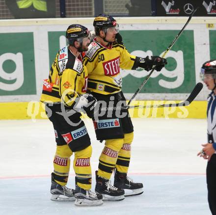 EBEL. Eishockey Bundesliga. EC VSV gegen Vienna Capitals. Torjubel Mario Fischer, MacGregor Sharp (Vienna Capitals). Villach, am 22.10.2017.
Foto: Kuess 


---
pressefotos, pressefotografie, kuess, qs, qspictures, sport, bild, bilder, bilddatenbank
