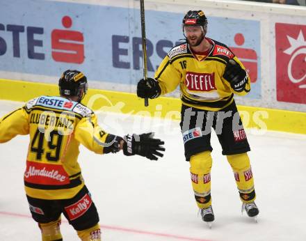 EBEL. Eishockey Bundesliga. EC VSV gegen Vienna Capitals. Torjubel MacGregor Sharp, Kyle Klubertanz (Vienna Capitals). Villach, am 22.10.2017.
Foto: Kuess 


---
pressefotos, pressefotografie, kuess, qs, qspictures, sport, bild, bilder, bilddatenbank