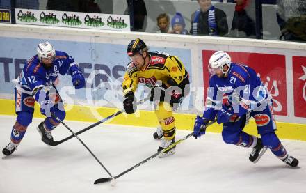 EBEL. Eishockey Bundesliga. EC VSV gegen Vienna Capitals. Nikolas Petrik, Benjamin Petrik (VSV), Patrick Peter (Vienna Capitals). Villach, am 22.10.2017.
Foto: Kuess 


---
pressefotos, pressefotografie, kuess, qs, qspictures, sport, bild, bilder, bilddatenbank