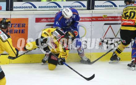 EBEL. Eishockey Bundesliga. EC VSV gegen Vienna Capitals. Jordan Hickmott, (VSV), Ali Wukovits (Vienna Capitals). Villach, am 22.10.2017.
Foto: Kuess 


---
pressefotos, pressefotografie, kuess, qs, qspictures, sport, bild, bilder, bilddatenbank