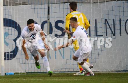 Fussball Kaerntner Liga. SAK gegen ATSV Wolfsberg. Torjubel Stephan Buergler, Jurinic Andrej (SAK). Klagenfurt, am 20.10.2017.
Foto: Kuess
---
pressefotos, pressefotografie, kuess, qs, qspictures, sport, bild, bilder, bilddatenbank