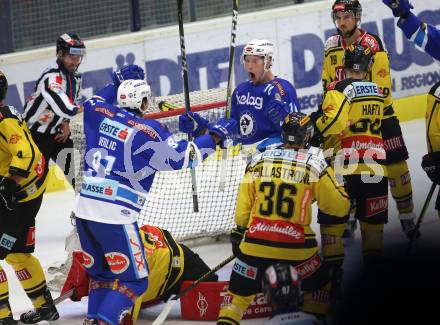 EBEL. Eishockey Bundesliga. EC VSV gegen Vienna Capitals. Torjubel Robert Flick, Miha Verlic,  (VSV). Villach, am 22.10.2017.
Foto: Kuess 


---
pressefotos, pressefotografie, kuess, qs, qspictures, sport, bild, bilder, bilddatenbank