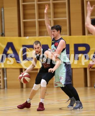 Basketball 2. Bundesliga. Grunddurchgang. 5. Runde. Villach Raiders gegen Woerthersee Piraten. Christof Gspandl (Villach), Ian Moschik (Woerthersee Piraten). Villach, am 22.9.2017.
Foto: Kuess

---
pressefotos, pressefotografie, kuess, qs, qspictures, sport, bild, bilder, bilddatenbank