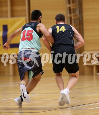 Basketball 2. Bundesliga. Grunddurchgang. 5. Runde. Villach Raiders gegen Woerthersee Piraten. Mensud Julevic (Villach), Maximilian Kunovjanek (Woerthersee Piraten). Villach, am 22.9.2017.
Foto: Kuess

---
pressefotos, pressefotografie, kuess, qs, qspictures, sport, bild, bilder, bilddatenbank