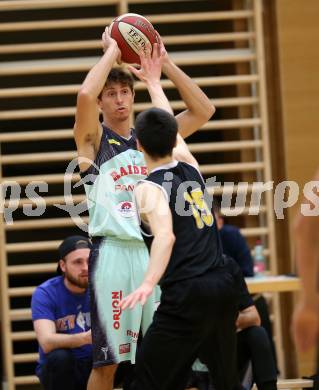 Basketball 2. Bundesliga. Grunddurchgang. 5. Runde. Villach Raiders gegen Woerthersee Piraten. Simon Finzgar (Villach), Tobias Schrittwieser (Woerthersee Piraten). Villach, am 22.9.2017.
Foto: Kuess

---
pressefotos, pressefotografie, kuess, qs, qspictures, sport, bild, bilder, bilddatenbank