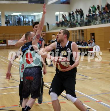 Basketball 2. Bundesliga. Grunddurchgang. 5. Runde. Villach Raiders gegen Woerthersee Piraten. Nino Gross,  (Villach), Ian Moschik (Woerthersee Piraten). Villach, am 22.9.2017.
Foto: Kuess

---
pressefotos, pressefotografie, kuess, qs, qspictures, sport, bild, bilder, bilddatenbank