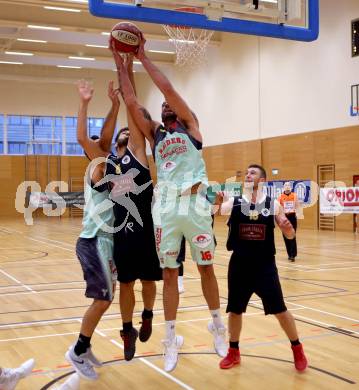 Basketball 2. Bundesliga. Grunddurchgang. 5. Runde. Villach Raiders gegen Woerthersee Piraten. Gregor Jakhel Kolarevic (Villach), Daniel Gspandl (Woerthersee Piraten). Villach, am 22.9.2017.
Foto: Kuess

---
pressefotos, pressefotografie, kuess, qs, qspictures, sport, bild, bilder, bilddatenbank