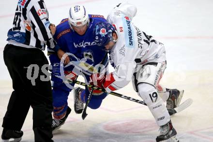 EBEL. Eishockey Bundesliga. EC VSV gegen HC TWK Innsbruck. Patrick Platzer, (VSV), Tyler Spurgeon (Innsbruck). Villach, am 26.10.2017.
Foto: Kuess 


---
pressefotos, pressefotografie, kuess, qs, qspictures, sport, bild, bilder, bilddatenbank