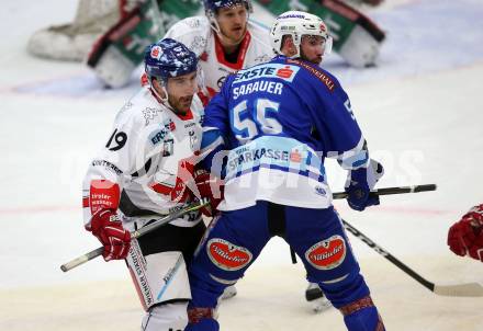 EBEL. Eishockey Bundesliga. EC VSV gegen HC TWK Innsbruck. Andrew Sarauer, (VSV), Tyler Spurgeon (Innsbruck). Villach, am 26.10.2017.
Foto: Kuess 


---
pressefotos, pressefotografie, kuess, qs, qspictures, sport, bild, bilder, bilddatenbank