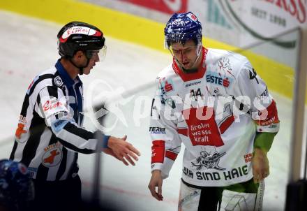 EBEL. Eishockey Bundesliga. EC VSV gegen HC TWK Innsbruck. Sacha Guimond verletzt (Innsbruck). Villach, am 26.10.2017.
Foto: Kuess 


---
pressefotos, pressefotografie, kuess, qs, qspictures, sport, bild, bilder, bilddatenbank