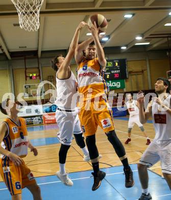 Basketball 2. Bundesliga. Grunddurchgang. 6. Runde. Woerthersee Piraten gegen BBU Salzburg. Alexander Della Schiava, (Woerthersee Piraten),  Sergio Jimenez Vicent (Salzburg). Klagenfurt, am 21.10.2017.
Foto: Kuess
---
pressefotos, pressefotografie, kuess, qs, qspictures, sport, bild, bilder, bilddatenbank