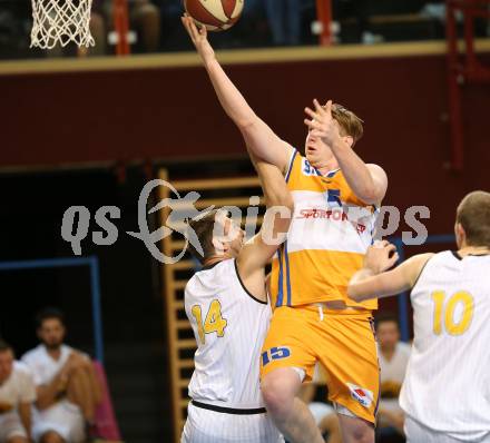 Basketball 2. Bundesliga. Grunddurchgang. 6. Runde. Woerthersee Piraten gegen BBU Salzburg. Maximilian Kunovjanek (Woerthersee Piraten),  Christian Joch (Salzburg). Klagenfurt, am 21.10.2017.
Foto: Kuess
---
pressefotos, pressefotografie, kuess, qs, qspictures, sport, bild, bilder, bilddatenbank