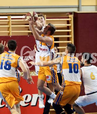 Basketball 2. Bundesliga. Grunddurchgang. 6. Runde. Woerthersee Piraten gegen BBU Salzburg. Lukas Simoner (Woerthersee Piraten), Luka Milovac (Salzburg). Klagenfurt, am 21.10.2017.
Foto: Kuess
---
pressefotos, pressefotografie, kuess, qs, qspictures, sport, bild, bilder, bilddatenbank