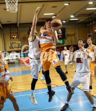 Basketball 2. Bundesliga. Grunddurchgang. 6. Runde. Woerthersee Piraten gegen BBU Salzburg. Alexander Della Schiava, (Woerthersee Piraten),  Sergio Jimenez Vicent (Salzburg). Klagenfurt, am 21.10.2017.
Foto: Kuess
---
pressefotos, pressefotografie, kuess, qs, qspictures, sport, bild, bilder, bilddatenbank