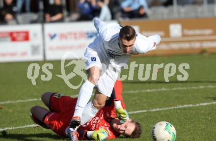 Fussball. Kaerntner Liga. SAK gegen Gmuend. Jurinic Andrej (SAK), Fritz Oberbucher (Gmuend). Klagenfurt, 28.10.2017.
Foto: Kuess
---
pressefotos, pressefotografie, kuess, qs, qspictures, sport, bild, bilder, bilddatenbank