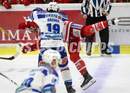 EBEL. Eishockey Bundesliga. KAC gegen 	VSV. Jullian Talbot, (KAC), Stefan Bacher (VSV). Klagenfurt, am 29.10.2017.
Foto: Kuess

---
pressefotos, pressefotografie, kuess, qs, qspictures, sport, bild, bilder, bilddatenbank