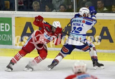 EBEL. Eishockey Bundesliga. KAC gegen 	VSV. Manuel Ganahl, (KAC), Nikolas Petrik  (VSV). Klagenfurt, am 29.10.2017.
Foto: Kuess

---
pressefotos, pressefotografie, kuess, qs, qspictures, sport, bild, bilder, bilddatenbank