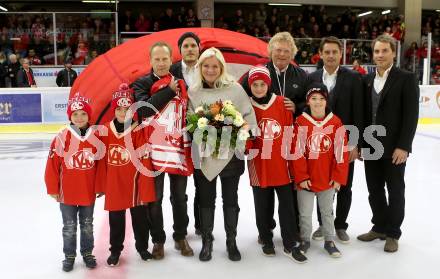 EBEL. Eishockey Bundesliga. KAC gegen 	VSV. Karl Klemen mit Familie, Manuel Geier, Dietmar Krenn, Oliver Pilloni, Dieter Kalt (KAC). Klagenfurt, am 29.10.2017.
Foto: Kuess

---
pressefotos, pressefotografie, kuess, qs, qspictures, sport, bild, bilder, bilddatenbank
