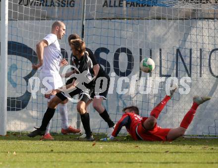 Fussball. Kaerntner Liga. SAK gegen Gmuend. Christian Dlopst (SAK), Niklas Hinteregger, Fabian Hoi, Fritz Oberbucher (Gmuend). Klagenfurt, 28.10.2017.
Foto: Kuess
---
pressefotos, pressefotografie, kuess, qs, qspictures, sport, bild, bilder, bilddatenbank