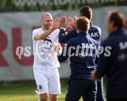 Fussball. Kaerntner Liga. SAK gegen Gmuend. Torjubel Christian Dlopst, Trainer Goran Jolic (SAK). Klagenfurt, 28.10.2017.
Foto: Kuess
---
pressefotos, pressefotografie, kuess, qs, qspictures, sport, bild, bilder, bilddatenbank
