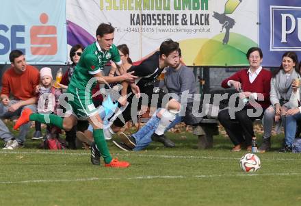 Fussball 1. KLasse C. Donau gegen Oberes Metnitztal. Dominik Merva,  (Donau), Florian Londer (Metnitztal). Klagenfurt, am 29.10.2017.
Foto: Kuess
---
pressefotos, pressefotografie, kuess, qs, qspictures, sport, bild, bilder, bilddatenbank