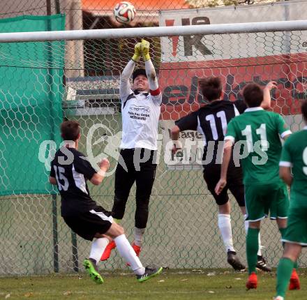 Fussball 1. KLasse C. Donau gegen Oberes Metnitztal. Raphael Thun Hohenstein, Dominik Merva  (Donau), Karl Schweighofer, Florian Londer (Metnitztal). Klagenfurt, am 29.10.2017.
Foto: Kuess
---
pressefotos, pressefotografie, kuess, qs, qspictures, sport, bild, bilder, bilddatenbank