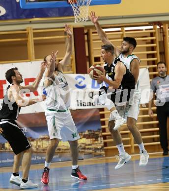 Basketball 2. Bundesliga. Grunddurchgang. 7. Runde. KOS Celovec gegen Jennersdorf Blackbirds. Jakob Strazar, Marin Sliskovic (KOS Celovec),  Philipp Horvath (Jennersdorf Blackbirds). Klagenfurt, am 4.11.2017.
Foto: Kuess
---
pressefotos, pressefotografie, kuess, qs, qspictures, sport, bild, bilder, bilddatenbank
