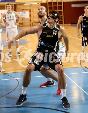 Basketball 2. Bundesliga. Grunddurchgang. 7. Runde. KOS Celovec gegen Jennersdorf Blackbirds. Jakob Sazar (KOS Celovec), Christoph Astl  (Jennersdorf Blackbirds). Klagenfurt, am 4.11.2017.
Foto: Kuess
---
pressefotos, pressefotografie, kuess, qs, qspictures, sport, bild, bilder, bilddatenbank