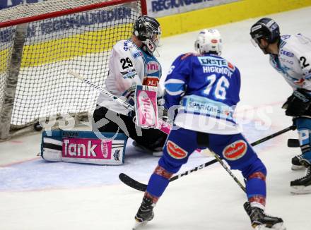 EBEL. Eishockey Bundesliga. EC VSV gegen EHC Liwest Black Wings Linz. Jordan Hickmott (VSV), Michael Ouzas (Linz). Villach, am 5.11.2017.
Foto: Kuess 


---
pressefotos, pressefotografie, kuess, qs, qspictures, sport, bild, bilder, bilddatenbank