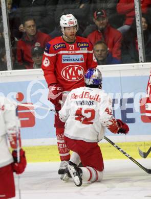 EBEL. Eishockey Bundesliga. KAC gegen 	EC Red Bull Salzburg. Thomas Hundertpfund, (KAC), Layne Viveiros (Salzburg). Klagenfurt, am 5.11.2017.
Foto: Kuess

---
pressefotos, pressefotografie, kuess, qs, qspictures, sport, bild, bilder, bilddatenbank