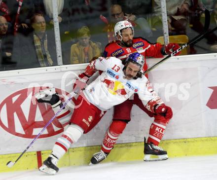 EBEL. Eishockey Bundesliga. KAC gegen 	EC Red Bull Salzburg. Thomas Koch, (KAC), Michael Schiechl  (Salzburg). Klagenfurt, am 5.11.2017.
Foto: Kuess

---
pressefotos, pressefotografie, kuess, qs, qspictures, sport, bild, bilder, bilddatenbank