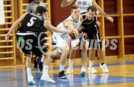 Basketball 2. Bundesliga. Grunddurchgang. 7. Runde. KOS Celovec gegen Jennersdorf Blackbirds. Andi Smrtnik (KOS Celovec), Thomas Linzer, Hannes Astl  (Jennersdorf Blackbirds). Klagenfurt, am 4.11.2017.
Foto: Kuess
---
pressefotos, pressefotografie, kuess, qs, qspictures, sport, bild, bilder, bilddatenbank