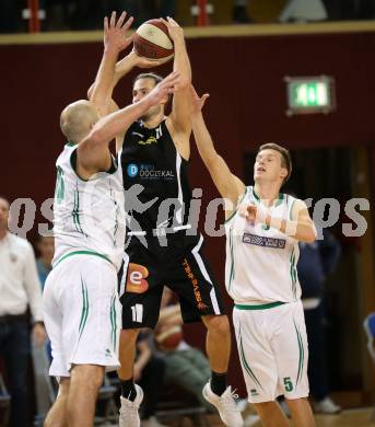 Basketball 2. Bundesliga. Grunddurchgang. 7. Runde. KOS Celovec gegen Jennersdorf Blackbirds. Vjeran Soldo, Andi Smrtnik (KOS Celovec),  Matthias Klepeisz (Jennersdorf Blackbirds). Klagenfurt, am 4.11.2017.
Foto: Kuess
---
pressefotos, pressefotografie, kuess, qs, qspictures, sport, bild, bilder, bilddatenbank