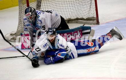 EBEL. Eishockey Bundesliga. EC VSV gegen EHC Liwest Black Wings Linz. Sam Antonitsch (VSV), Bernhard Fechtig, Michael Ouzas  (Linz). Villach, am 5.11.2017.
Foto: Kuess 


---
pressefotos, pressefotografie, kuess, qs, qspictures, sport, bild, bilder, bilddatenbank