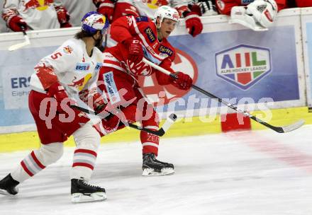 EBEL. Eishockey Bundesliga. KAC gegen 	EC Red Bull Salzburg. Ramon Schnetzer, (KAC), Thomas Raffl (Salzburg). Klagenfurt, am 5.11.2017.
Foto: Kuess

---
pressefotos, pressefotografie, kuess, qs, qspictures, sport, bild, bilder, bilddatenbank