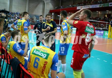 Volleyball Champions League. SK Posojilnica Aich/Dob gegen Fenerbahce Sports Club Istanbul (TUR). Trainer Matjaz Hafner (Aich/Dob). Klagenfurt, am 8.11.2017.
Foto: Kuess
---
pressefotos, pressefotografie, kuess, qs, qspictures, sport, bild, bilder, bilddatenbank