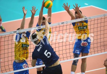 Volleyball Champions League. SK Posojilnica Aich/Dob gegen Fenerbahce Sports Club Istanbul (TUR). Kasper Vuorinen, Mario Koncilja, Michal Petras (Aich/Dob). Klagenfurt, am 8.11.2017.
Foto: Kuess
---
pressefotos, pressefotografie, kuess, qs, qspictures, sport, bild, bilder, bilddatenbank