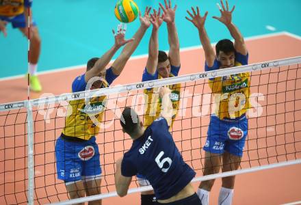 Volleyball Champions League. SK Posojilnica Aich/Dob gegen Fenerbahce Sports Club Istanbul (TUR). David Michel, Mario Koncilja, Mark Maximilian Kremer (Aich/Dob). Klagenfurt, am 8.11.2017.
Foto: Kuess
---
pressefotos, pressefotografie, kuess, qs, qspictures, sport, bild, bilder, bilddatenbank